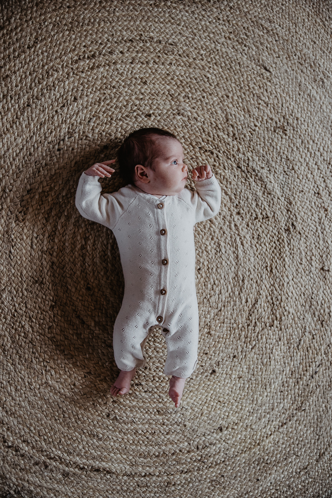 Babyportret op rieten ronde vloerkleed. Fotoreportage door fotograaf NIckie Fotografie uit Friesland.