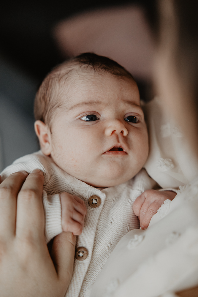 Babyfotografie Leeuwarden, Friesland, door fotograaf Nickie Fotografie. Babymeisje Jolijn kijkt haar moeder heel aandachtig aan.