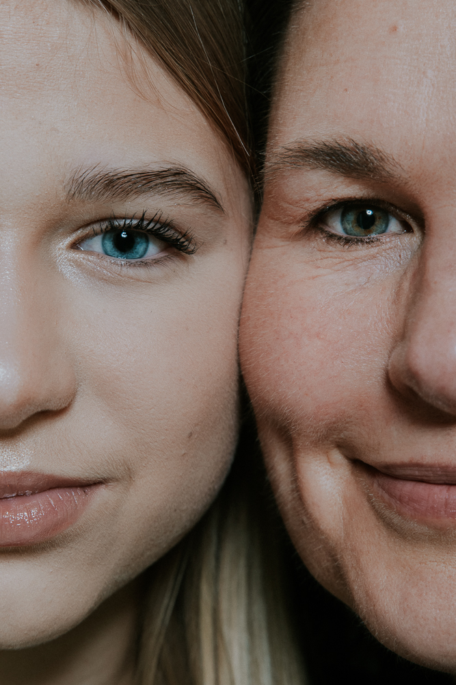 Duoportret van moeder en dochters. Close-up van de ogen. Moeder met een groene oog en dochter met een blauwe oog. Fotosessie door fotograaf NIckie Fotografie.