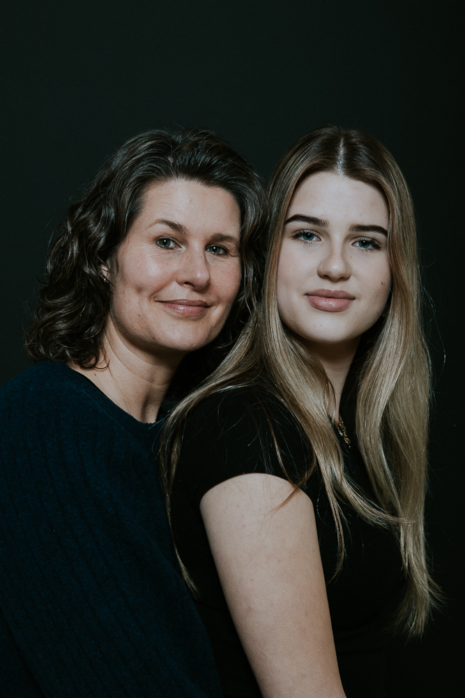 Studioportret van moeder met haar dochter door fotograaf Nickie Fotografie uit Dokkum, Friesland.