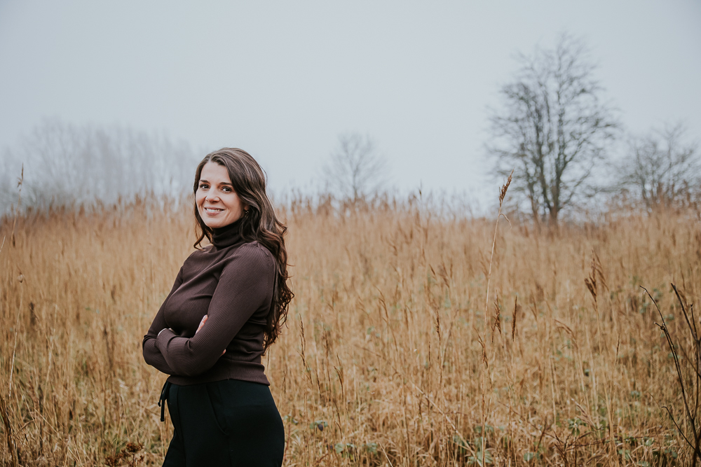 Fotoshoot in de mist bij Rinsma Pole. Portret in het riet met een kale boom op de achtergrond. Fotoreportage door portretfotograaf Nickie Fotografie uit Friesland.