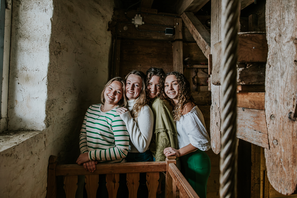 Fotoshoot van de vier vriendinnen. Samen geposeerd bij het kleine raampje. Fotoreportage door fotograaf Nickie Fotografieuit Dokkum, Friesland.