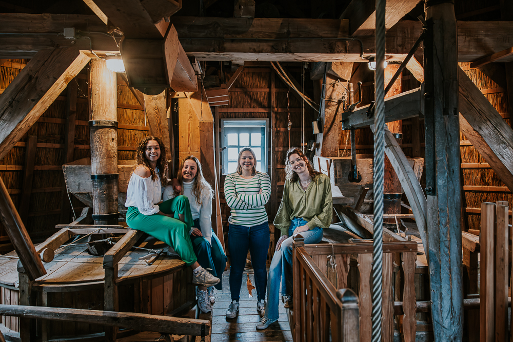 Vriendinnenshoot in molen Zeldenrust door fotograaf NIckie Fotografie uit Dokkum, Friesland.