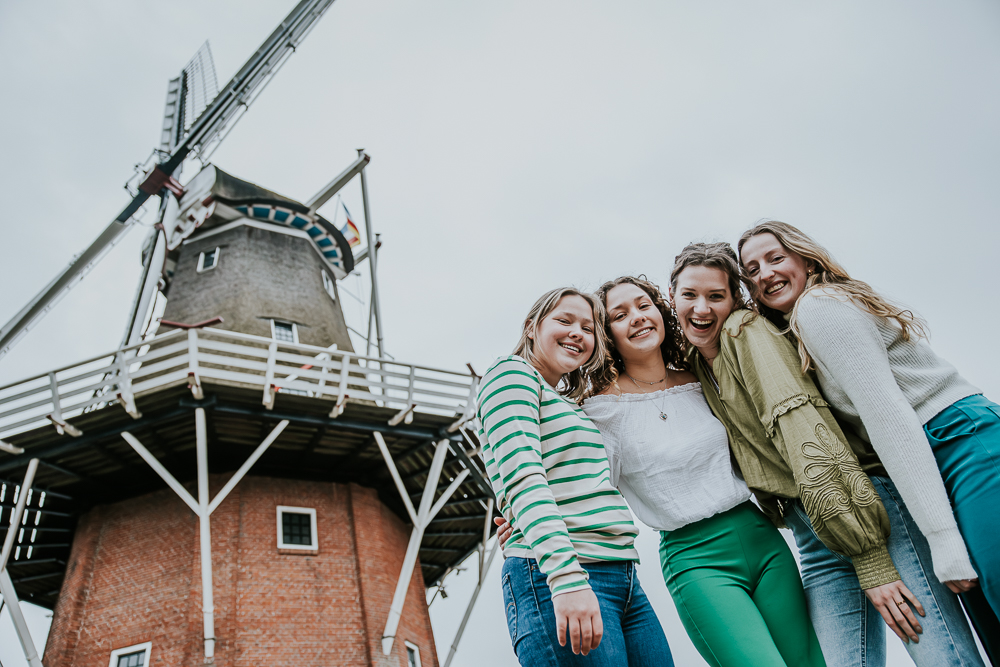 Vriendinnenshoot bij molen Zeldenrust in Dokkum door fotograaf Nickie Fotografie uit Friesland.