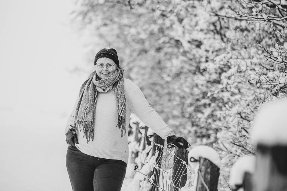 Fotograaf Dokkum. Portret in een besneeuwde weiland door fotograaf Nickie Fotografie uit Friesland.