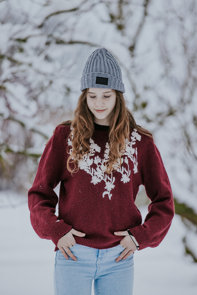 Fotoshoot Friesland. Portret van meisje in winters landschap door fotograaf NickieFotografie uit Dokkum.