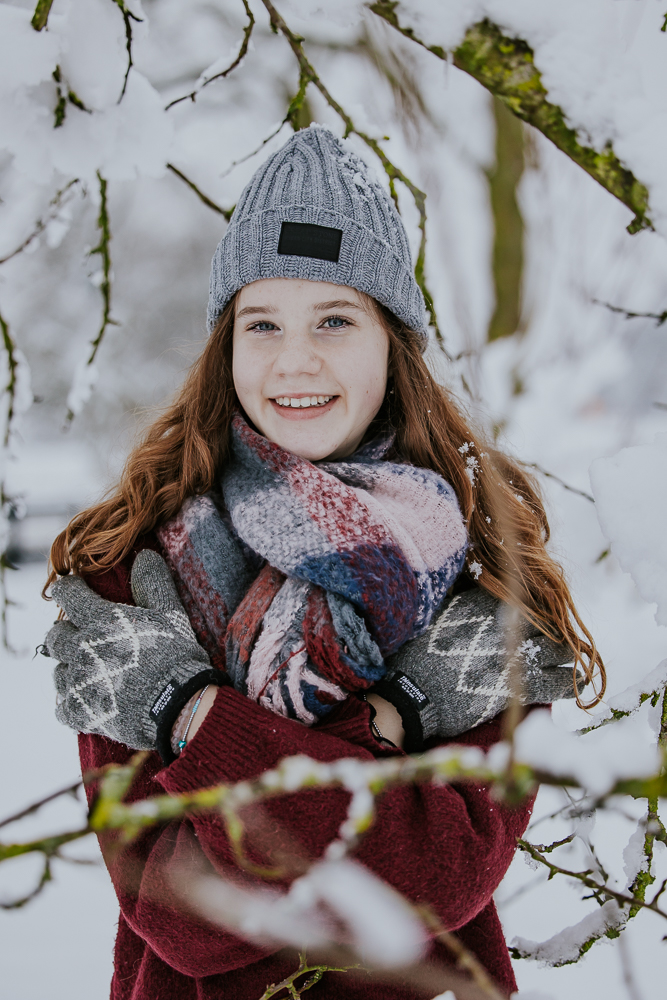 Fotograaf Friesland. Portret van meisje in de sneeuw door Nickie fotografie uit Dokkum.