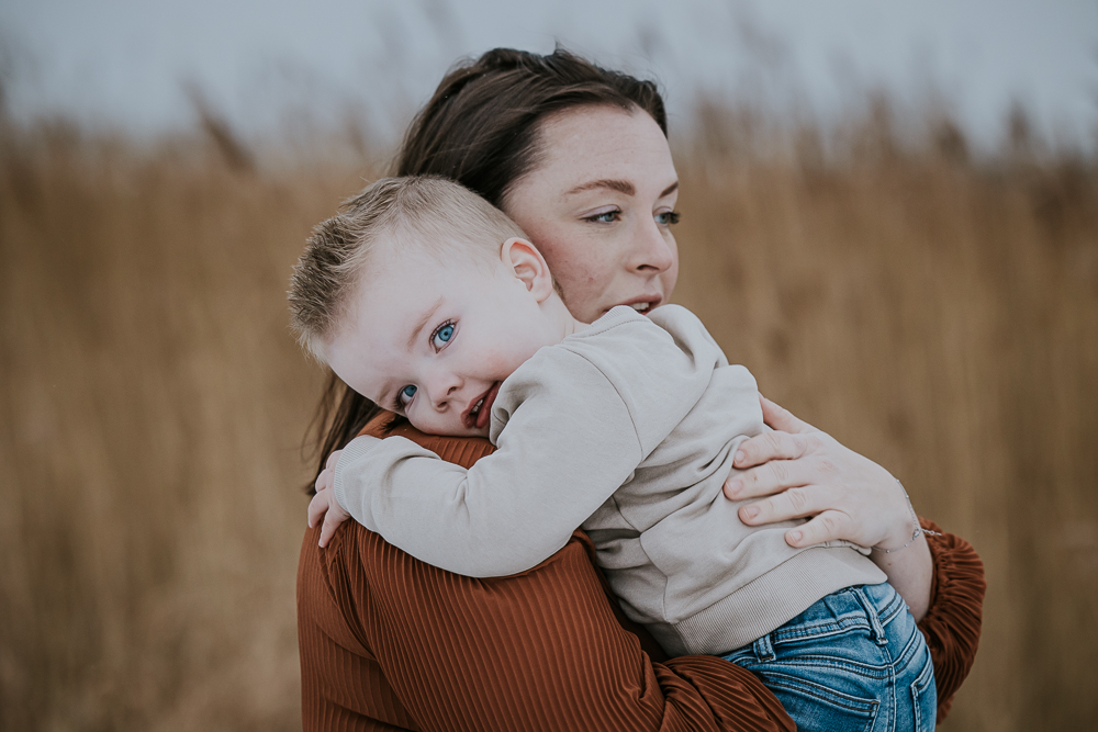 Portret van mama en zoontje. Mama houdt hem stevig vast. Fotoreportage door fotograaf Nickie Fotografie uit Friesland.