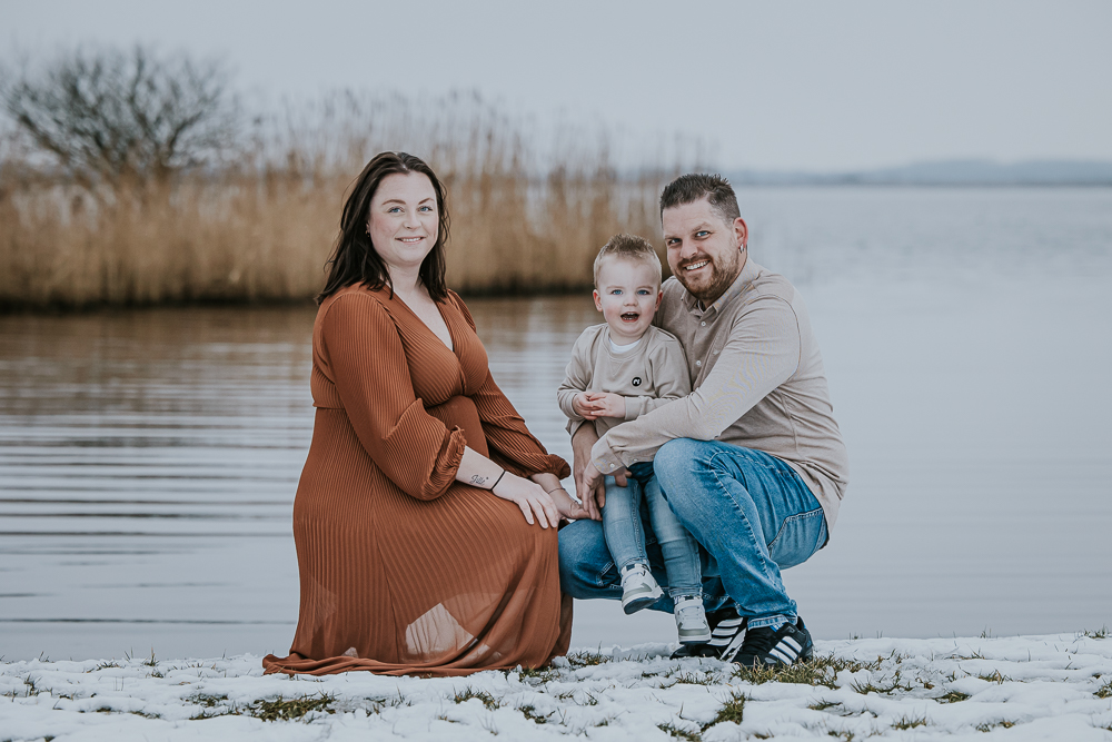 Bolle buik shoot met partner en zoontje bij het Lauwersmeer in de winter door fotograaf Nickie Fotografie uit Friesland.