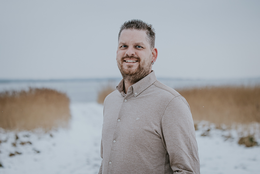 Portret in de sneeuw bij surfspot Hoek van Bant door fotograaf Nickie Fotografie uit Friesland.