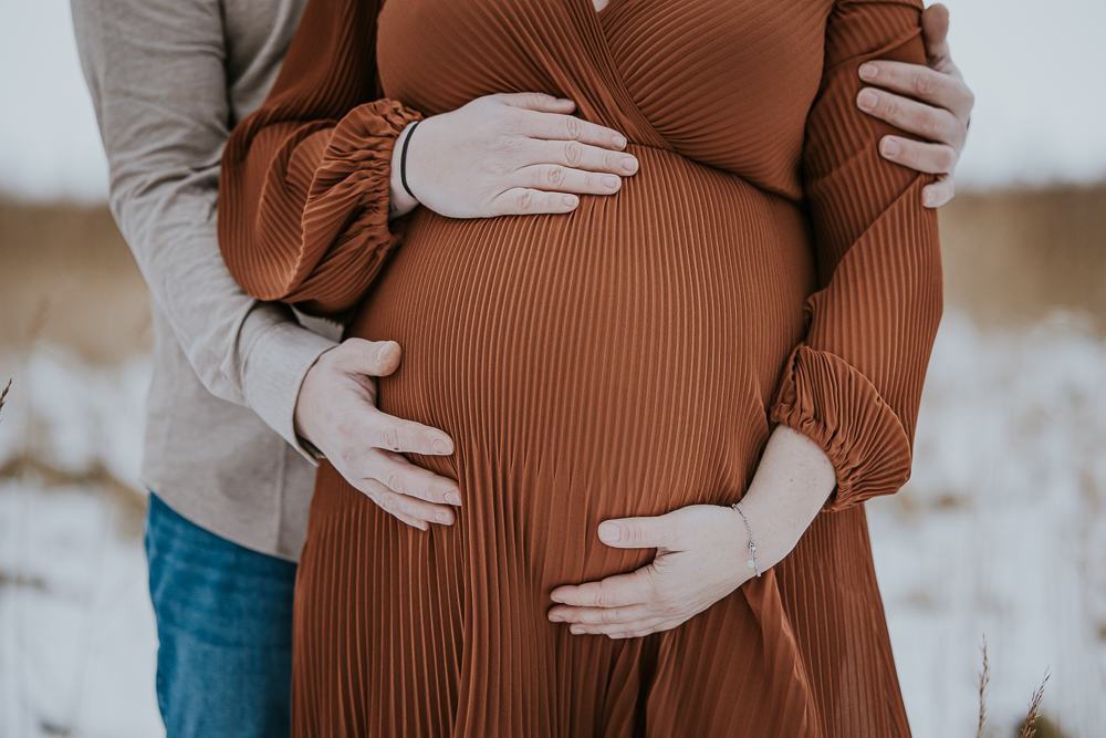 Bolle buik met de handen van de toekomstige ouders. Zwangerschapsfotografie door fotograaf Nickie Fotografie uit Dokkum, Friesland.