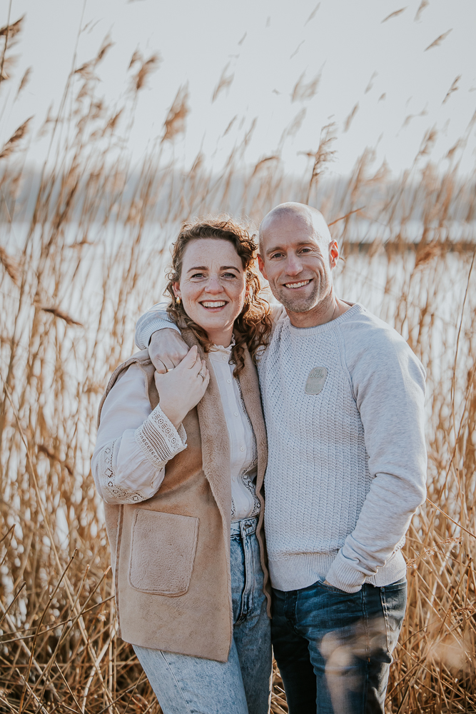 Fotoshoot Lauwersoog. Portret van de ouders voor het riet door fotograaf Nickie Fotografie.