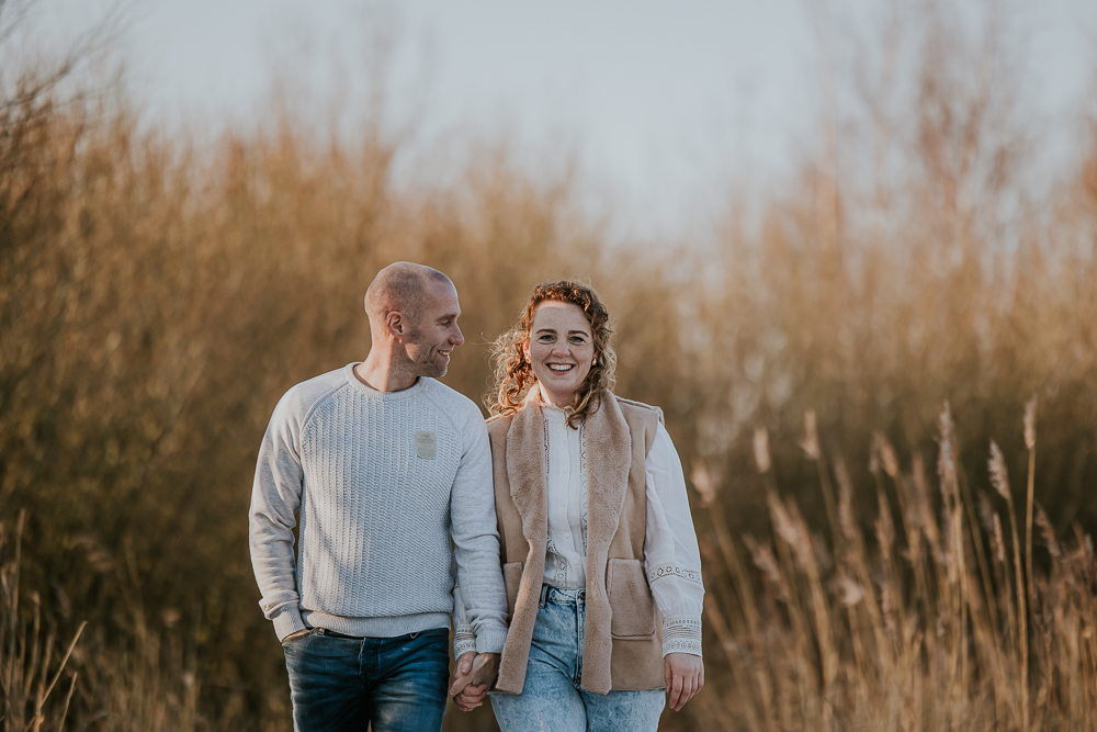 Fotograaf Groningen. Portret in het riet van de ouders met laag hangende zon door Nickie Fotografie.