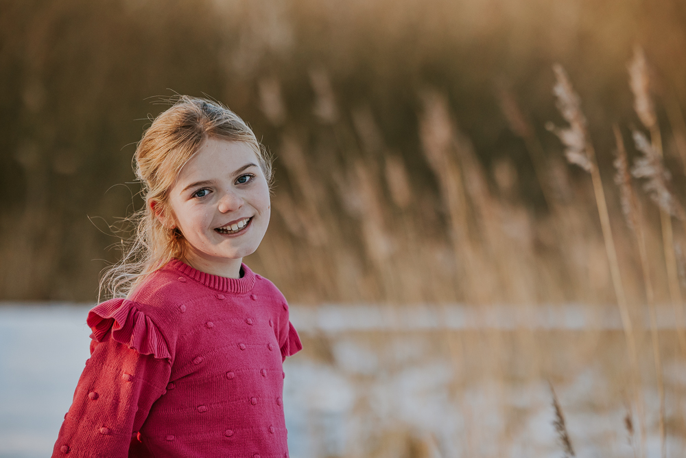 Portret in het riet door fotograaf Nickie Fotografie. Kinderfotografie bij Lauwersoog.