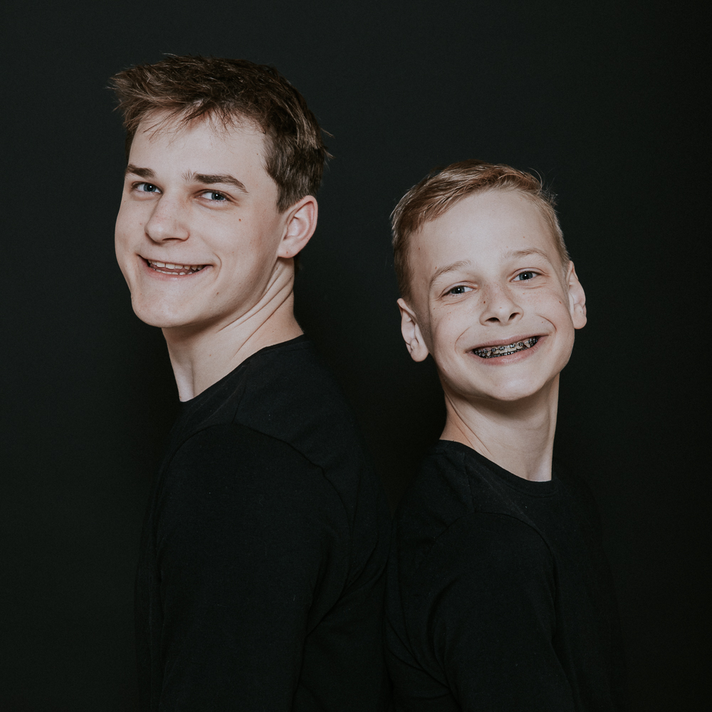 Dubbelportret Friesland. Vrolijke studiofoto van twee broers door fotograaf Nickie Fotografie uit Dokkum.