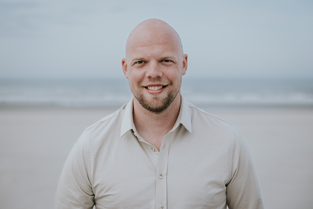 Portret op het strand van Ameland door fotograaf Nickie Fotografie uit Friesland.