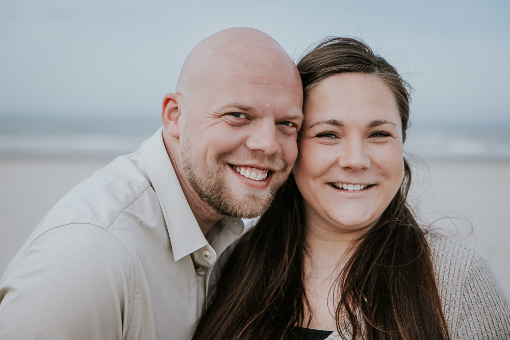 Portret van de aanstaande ouders op het strand van een prachtig Waddeneiland door fotograaf NIckie Fotografie uit Friesland.