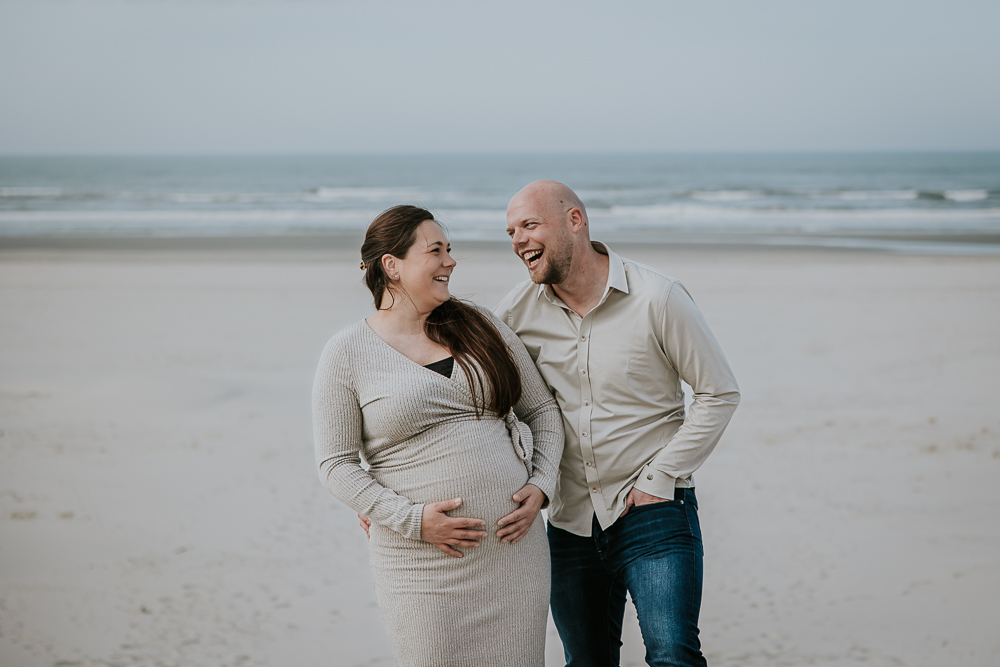 Fotoshoot Friesland. Een zwangerschapsreportage met partner op het strand door fotograaf Nickie Fotografie