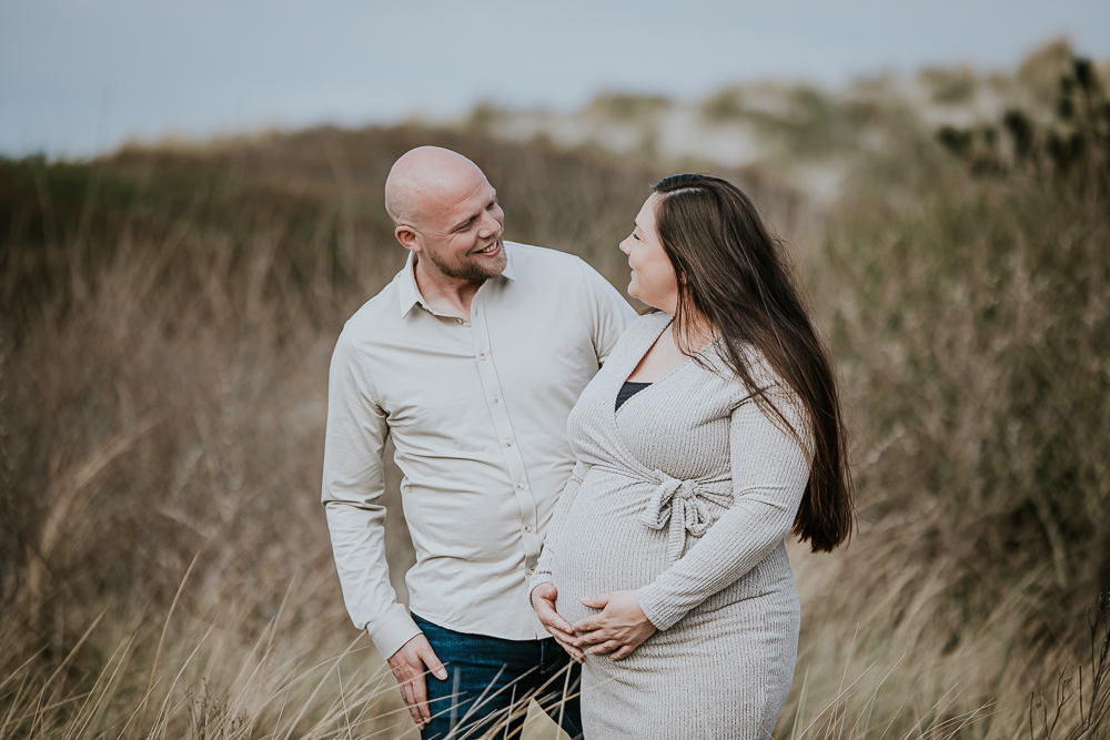 Fotograaf Friesland voor zwangerschapsfotografie in de duinen door fotograaf Nickie Fotografie.