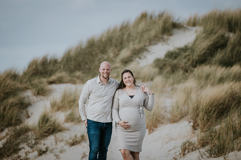 Zwangerschapsshoot Ameland. Bolle buik fotografie met partner in de prachtige duinen door fotograaf Nickie Fotografie uit Friesland.