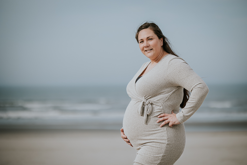 Zwangerschapsshoot Ameland. Zwanger op het strand. Fotoshoot door fotograaf Nickie Fotografie uit Friesland.