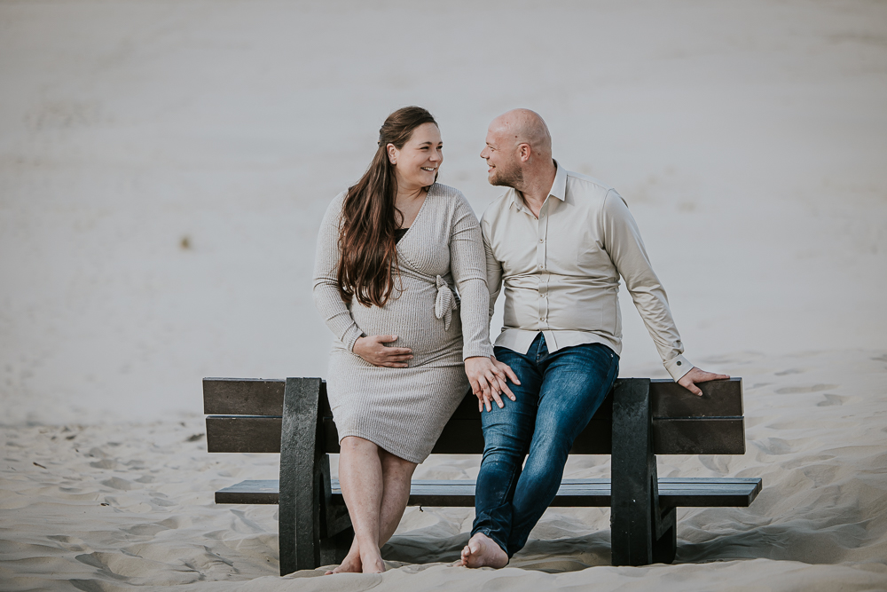 Zwangerschapsfotografie op het strand, ton sur ton. Fotoshoot Friesland door fotograaf Nickie Fotografie.