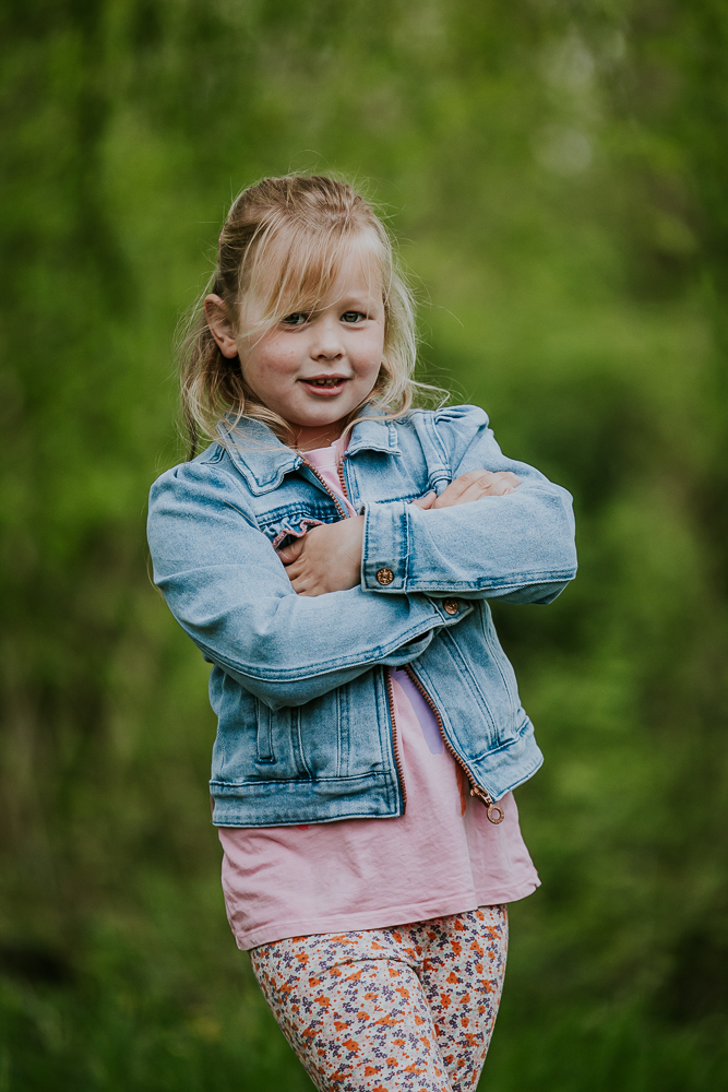 Kinderfotografie Friesland. Portret van meisje met de armen over elkaar in de natuur door fotograaf Nickie Fotografie uit Dokkum.
