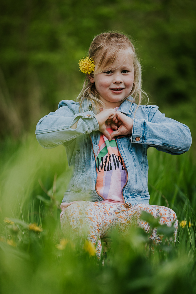 Portret van meisje met een paardebloem achter het oor door fotograaf Nickie Fotografie uit Dokkum, Friesland.