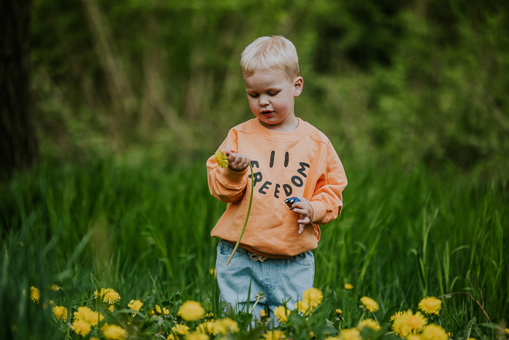 Kinderfotografie Friesland. Dreumes is bloemen aan het plukken. Fotoshoot door fotograaf Nickie Fotografie.