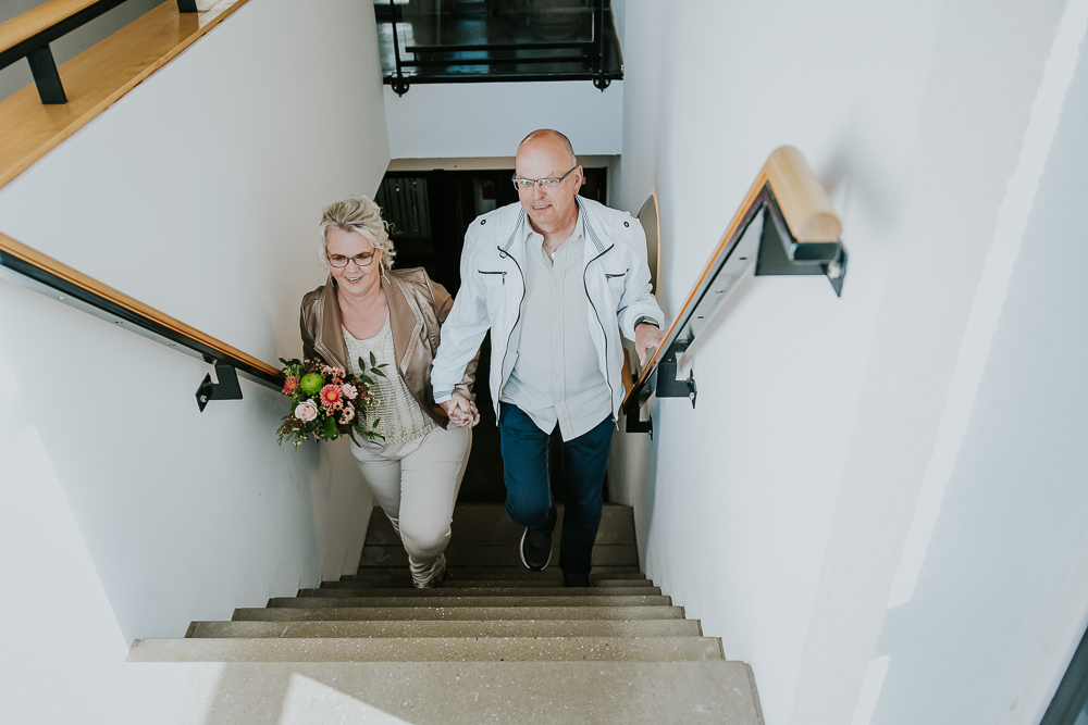 Samen, hand in hand, de trap op in het gemeentehuis in Damwoude. Fotoreportage door fotograaf Nickie Fotografie uit Friesland.