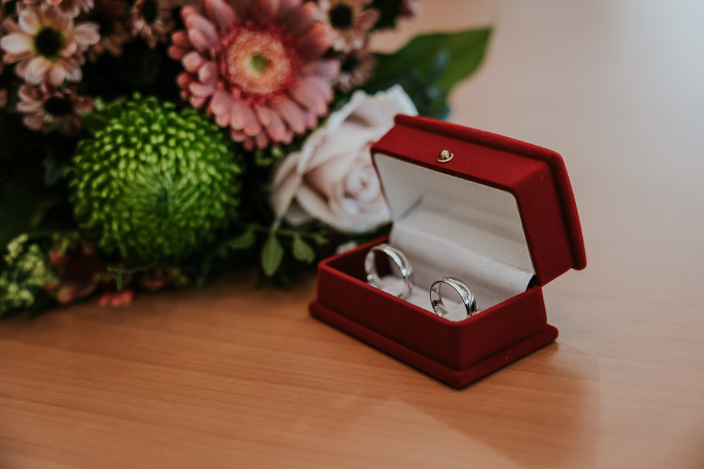 De ringen voor het geregistreerd partnerschap in een mooi rood doosje. Fotoreportage door fotograaf Nickie Fotografie uit Friesland.