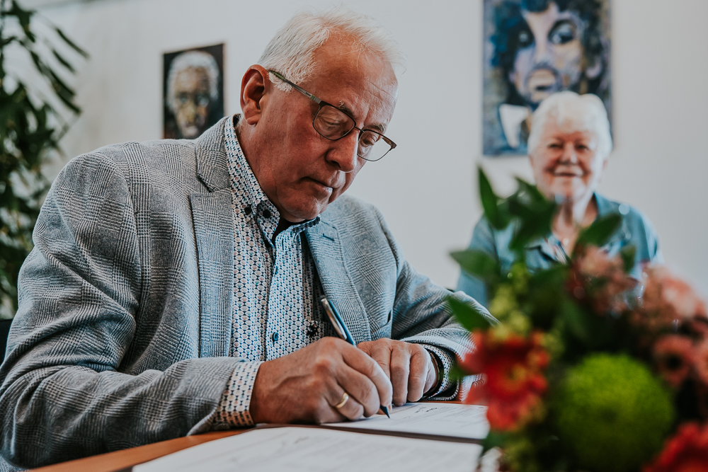 Het ondertekenen van de akte voor geregistreerd partnerschap in Damwoude. Fotoreportage door fotograaf Nickie Fotografie uit Friesland.
