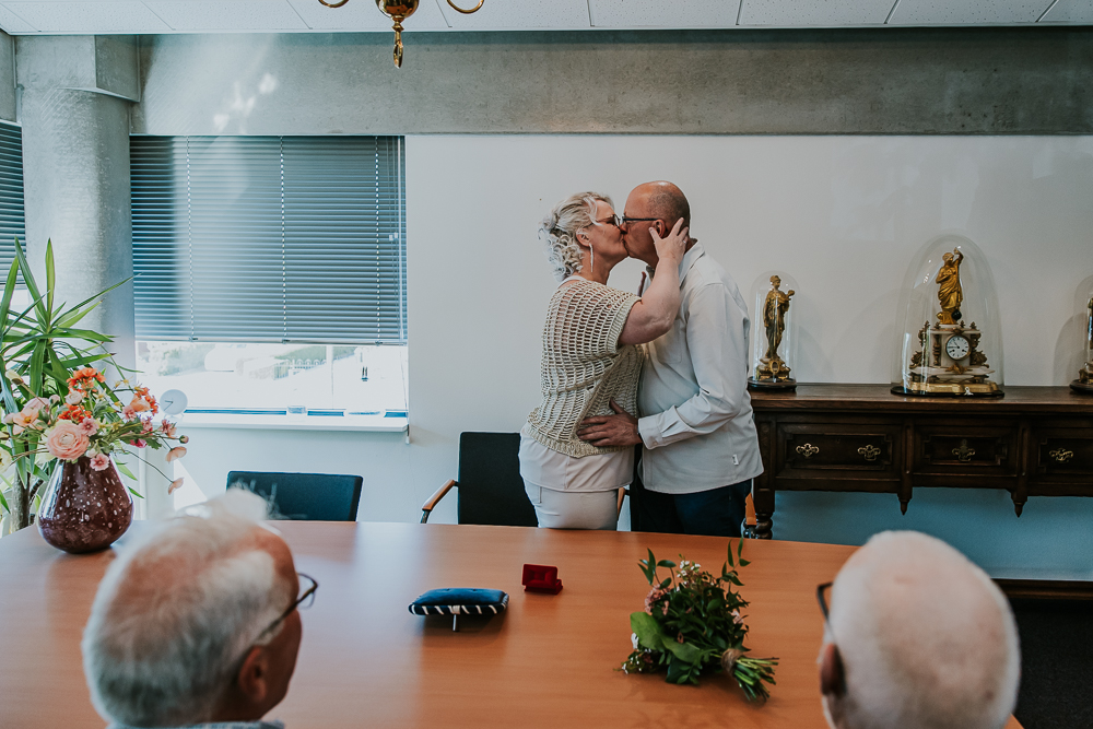 Geregistreerde partnerschap Damwoude. De kus, na het uitwisselen van de ringen.