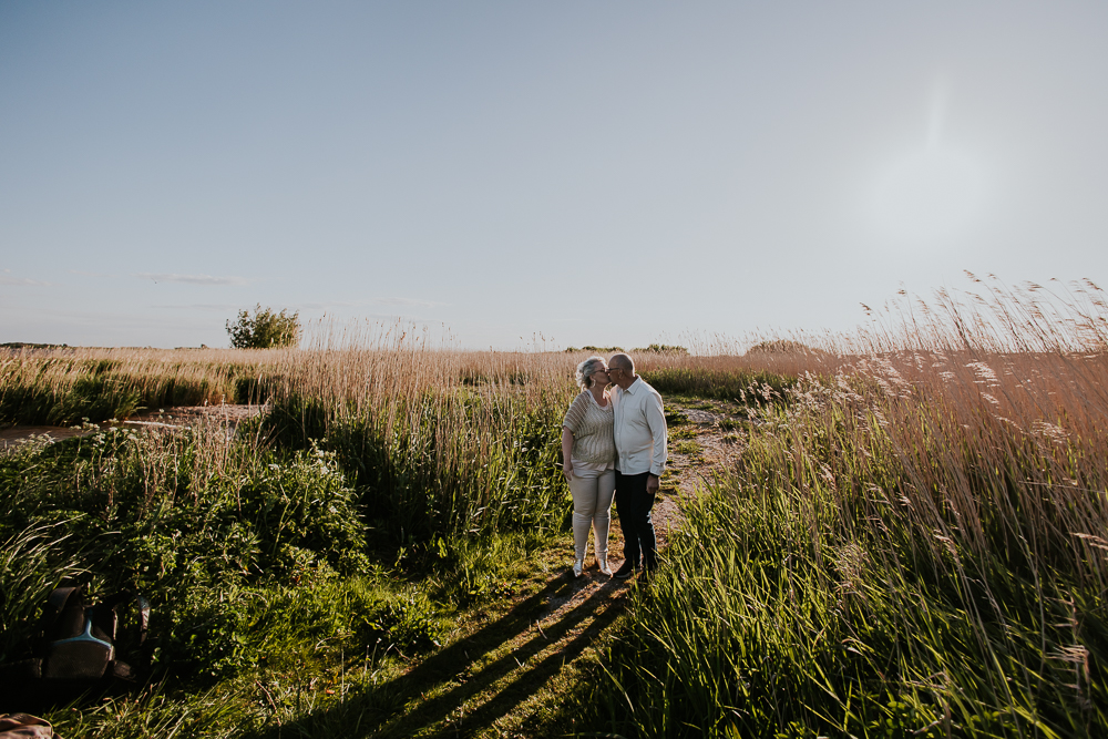 Een kusje tijdens het gouden uur fotoshoot bij Lauwersoog. Portret door fotograaf Nickie Fotografie uit Friesland.