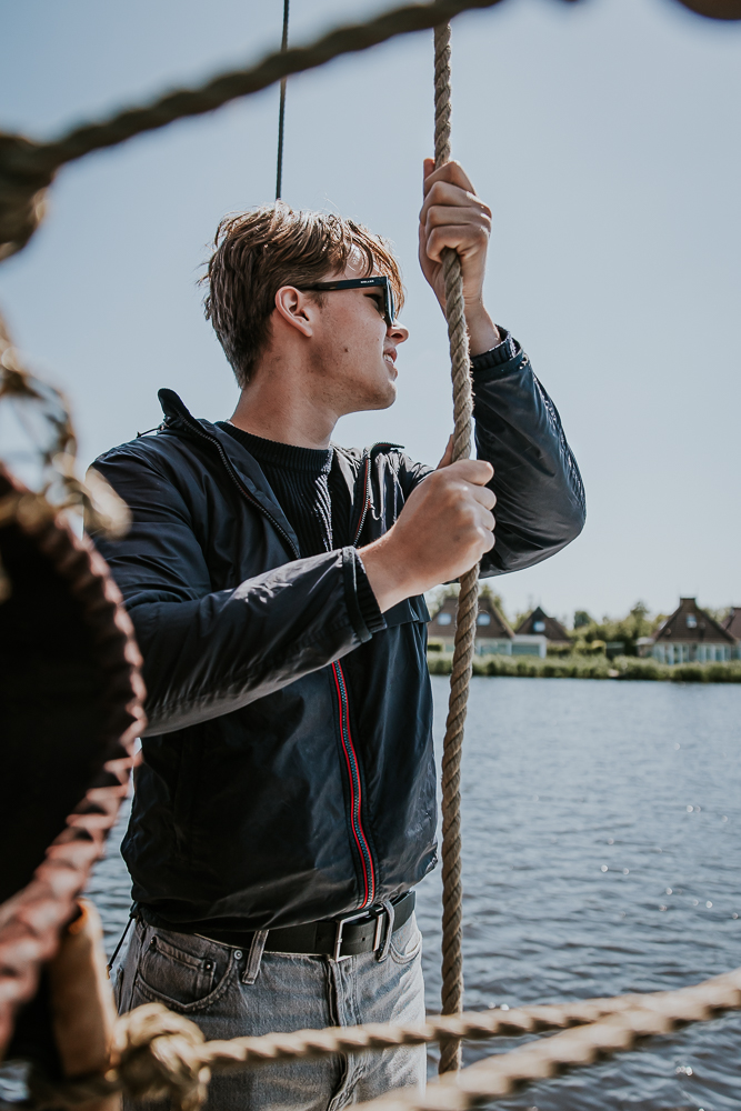 Onze familie tijdens een vaartochtje op een Skutsje. het heisen van de fok. Fotoshoot door fotograaf Nickie Fotografie.