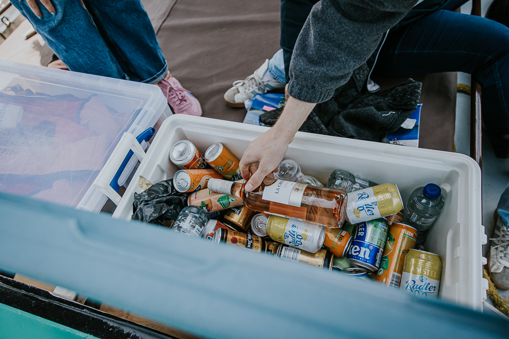 Genoeg drinken mee in de koelbox tijdens het boottochtje. Fotosessie door fotograaf Nickie Fotografie.