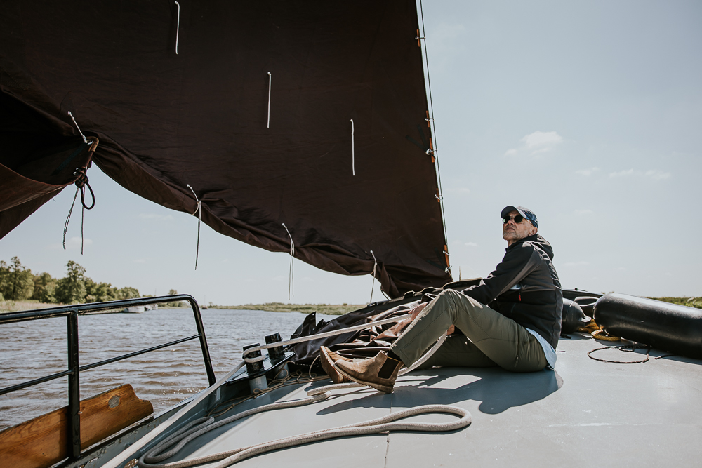 Skûtsjesilen in Friesland. De fokkenschoot wordt goed vastsgehouden tijdens het zeilen. Lifestyle fotografie door fotograaf Nickie Fotografie.