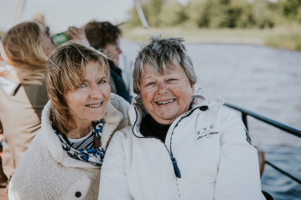 Portret van moeder en dochter tijdens het zeilen door fotograaf Nickie Fotografie uit Friesland.