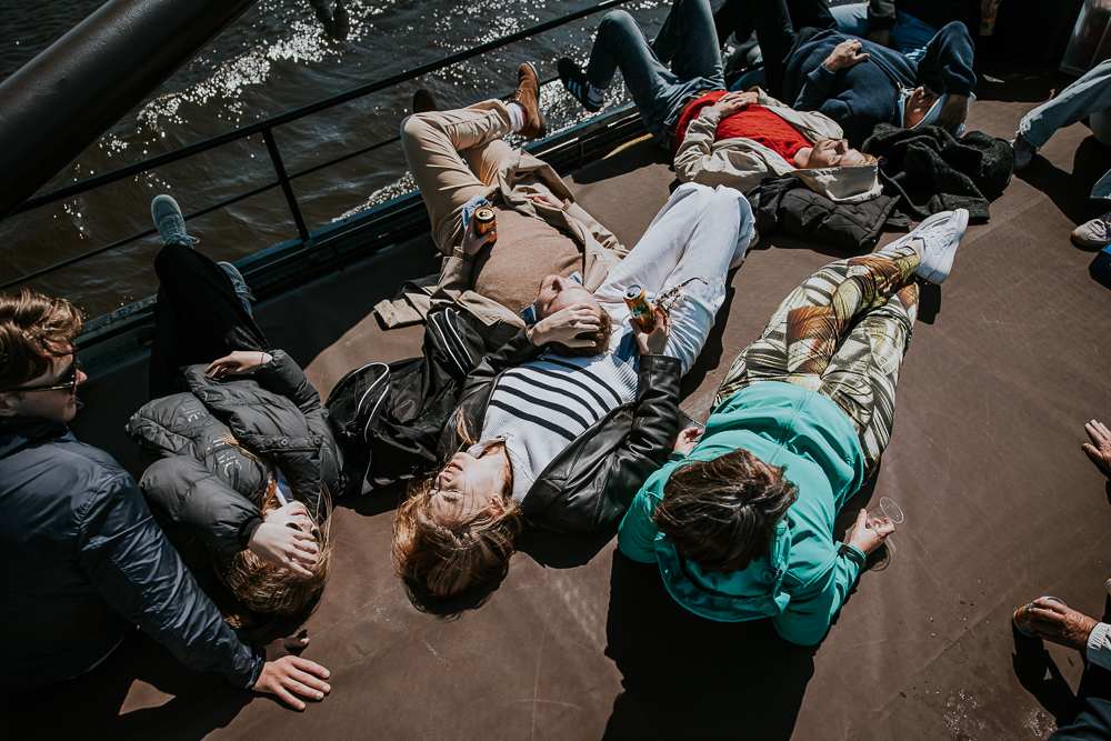 Heerlijk aan het zonnen tijdens het zeiltochtje in Friesland. Fotoshoot door fotograaf Nickie Fotografie uit Dokkum.