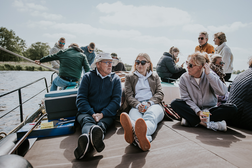 Gezellig bijkletsen tijdens de boottocht. Lifestyle fotoshoot door fotograaf Nickie Fotografie uit Friesland.