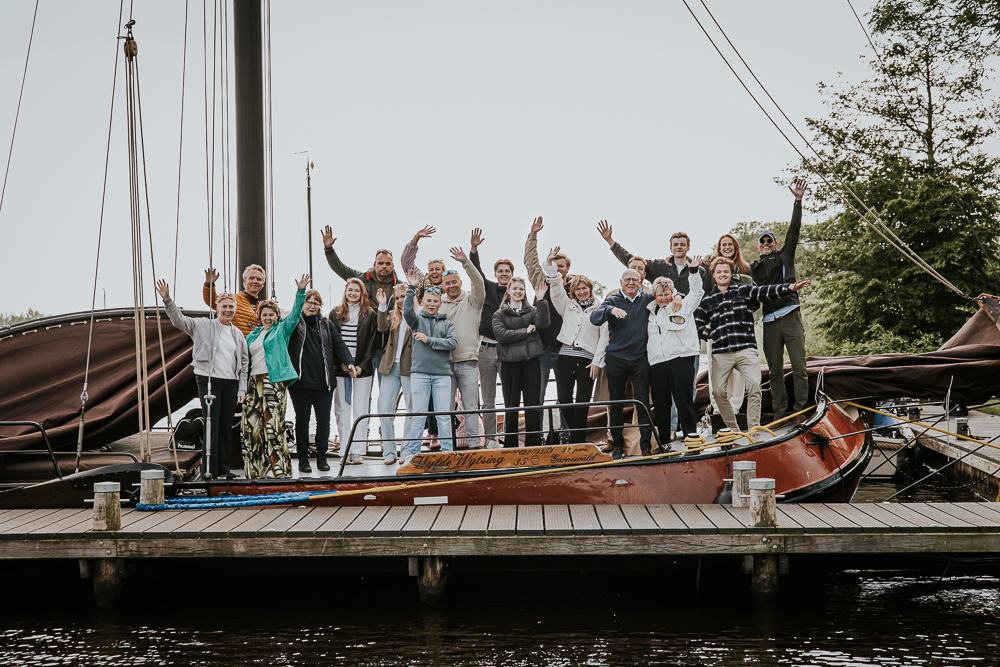 Groepsportret van de familie op het skutsje door fotograaf Nickie Fotografie uit Friesland, dokkum.