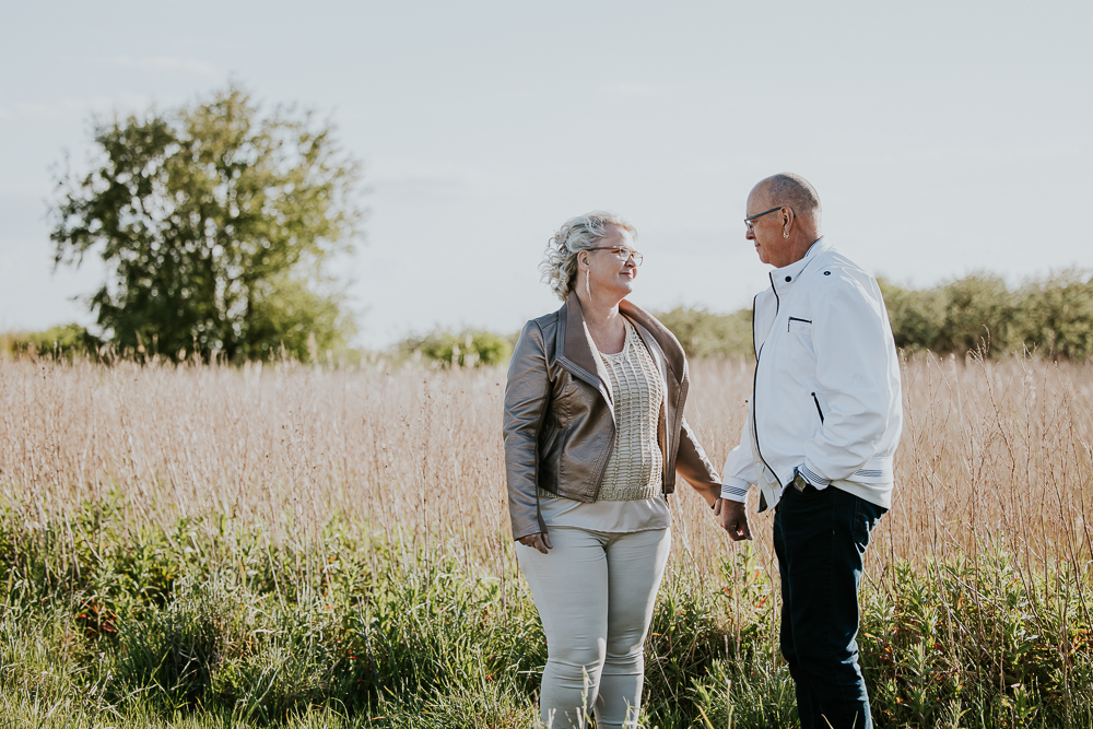 Loveshoot bij surfspot Hoek van de Bant, Lauwersoog, door Nickie Fotografie.