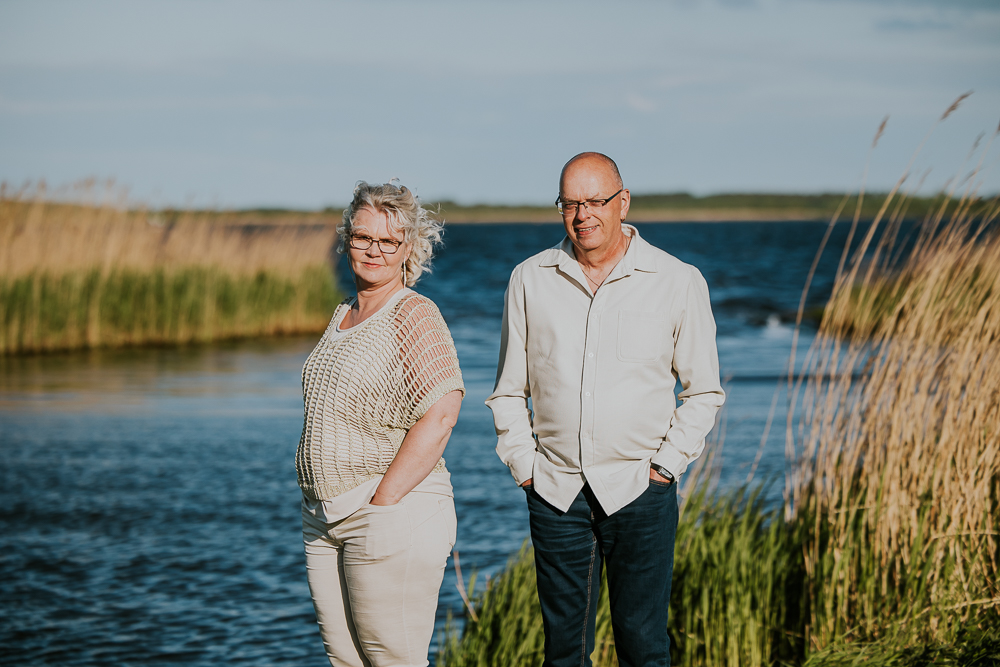 Fotograaf Lauwersoog. Loveshoot in het nationaalpark Lauwersmeer door Nickie Fotografie uit Friesland.