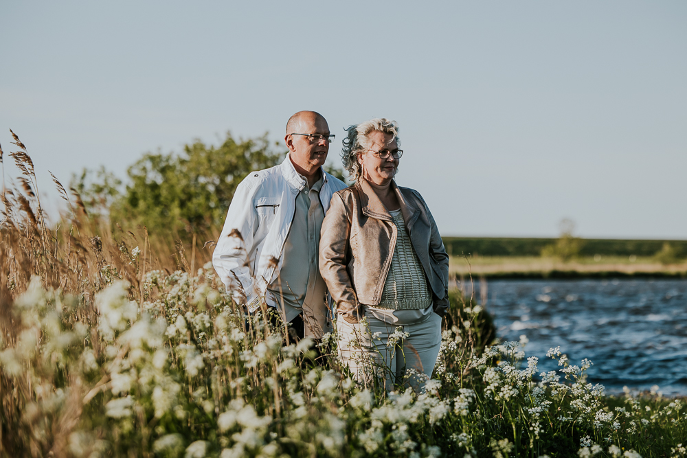 Fotograaf Friesland. Loveshoot bij Lauwersoog door fotograaf Nickie Fotografie. Portret bij het fluitenkruid.