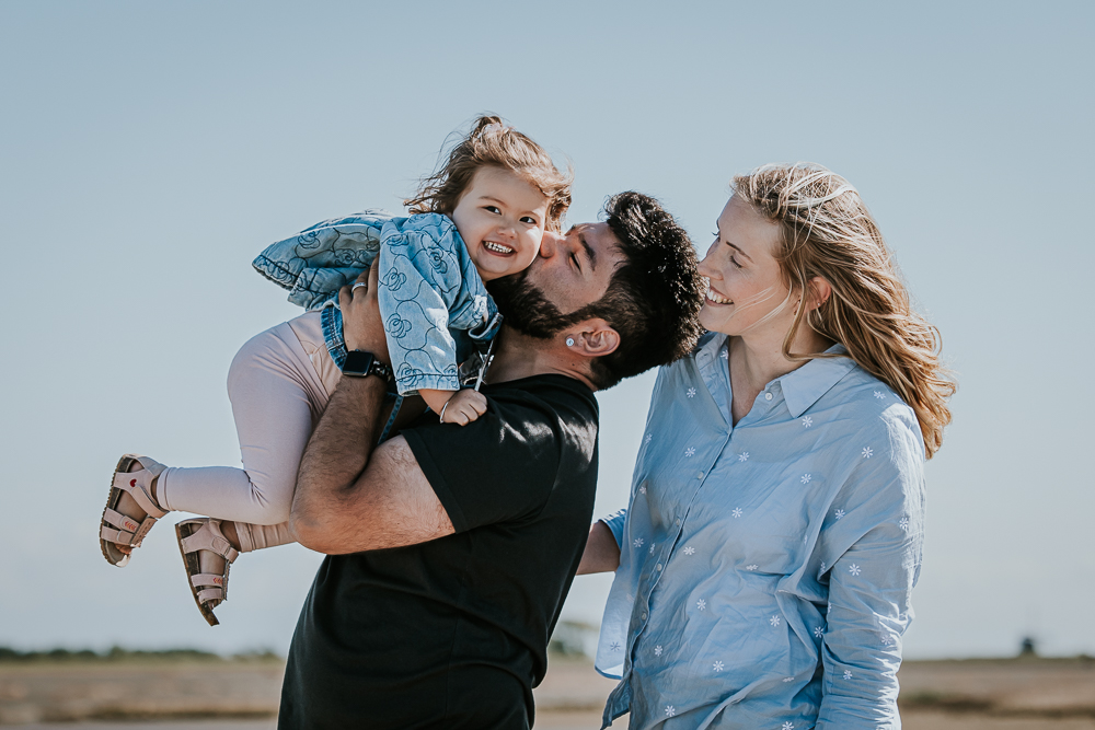 Gezellig gezinsportret door fotograaf Nickie Fotografie uit Dokkum, Friesland.