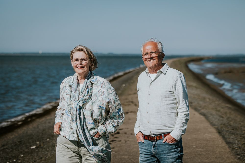 Portret van de grootouders bij de Waddenzee, met Schiermonnikoog verweg op de achtergrond, door fotograaf Nickie Fotografie uit Friesland.