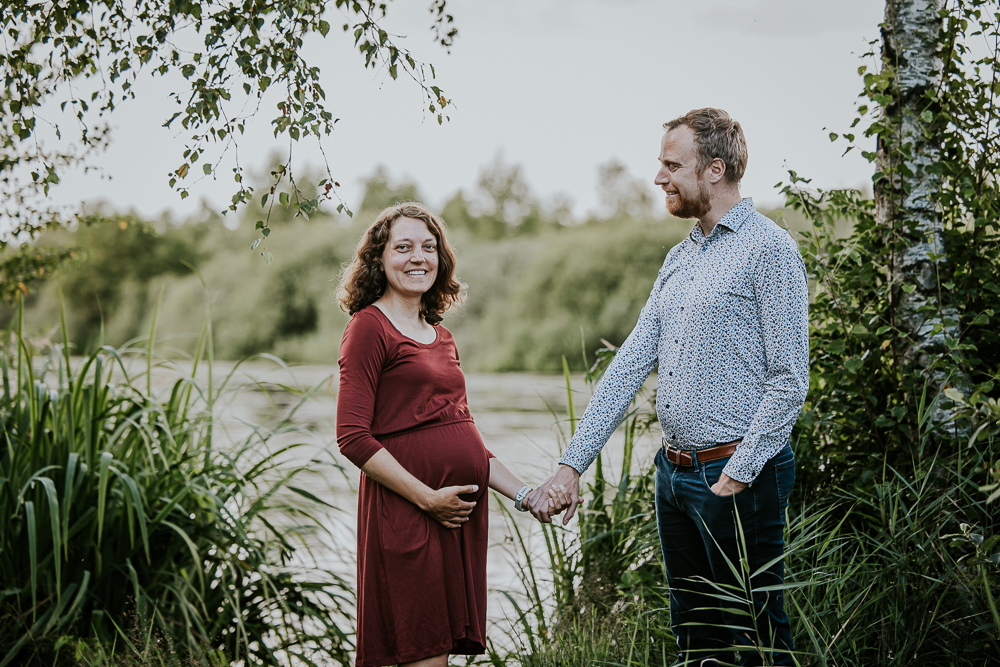 Zwangerschapsshoot De Deelen. Bolle buik fotografie met partner bij het water door fotograaf Nickie Fotografie uit Friesland.