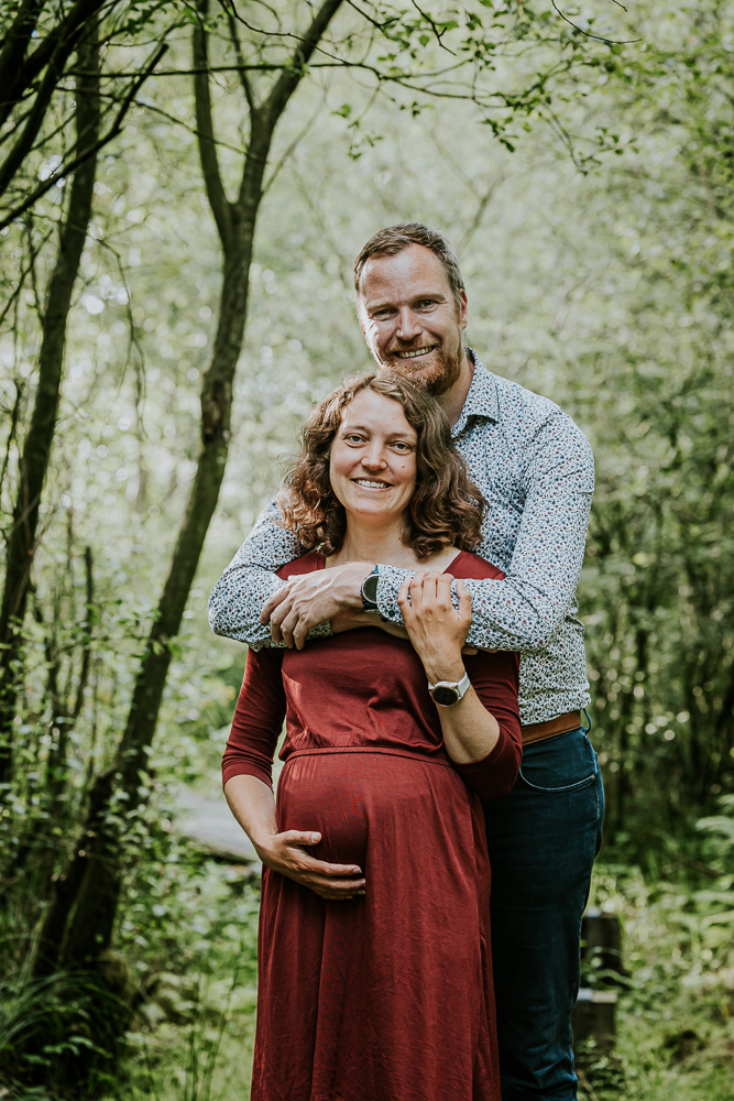 Bolle buik fotografie met partner in het groen door fotograaf Nickie Fotografie uit Dokkum.