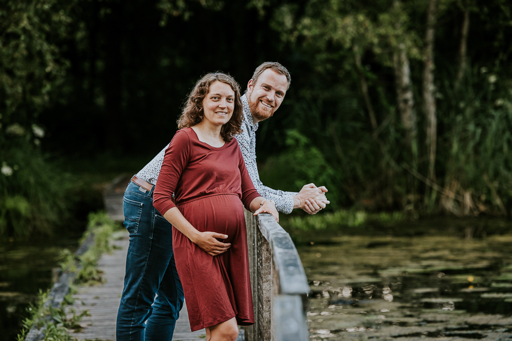 Fotoshoot in De Deelen. Relaxte portret van de aansstaande ouders op een drijvende vlonder door fotograaf Nickie Fotografie uit Friesland.