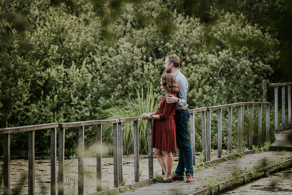 Fotograaf Friesland. Portret van de aanstaande vader en moeder op een drijvend vlonderpad door Nickie Fotografie.